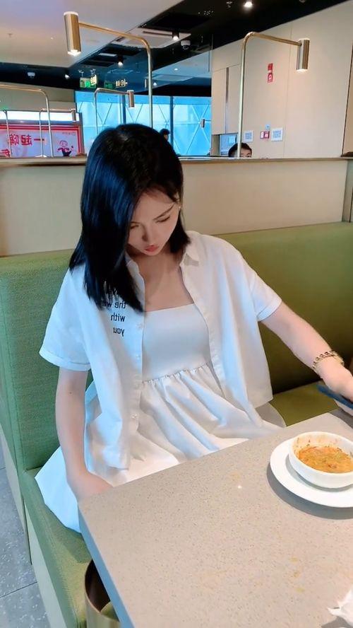 娱乐吃瓜酱白衣服